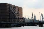 Die Baustelle der Elbphilharmonie, im Hintergrund das zeltartige Gebude fr  den Knig der Lwen .