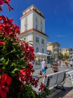 Hier ist einer der beiden Ecktrme des Kurhauses an der Strandpromenade in Binz zu sehen.