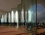 Innen- und Auenbereich der Plaza in der Hamburger Elbphilharmonie sind mit wellenfrmigen Glaswnden voneinander getrennt.