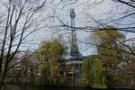 Hamburg am 19.12.2020: ein aus der Zeit der 1865 gegrndeten Maschinenfabrik Kampnagel im Stadtteil Winterhude am Osterbekkanal stehengebliebener Kran auf dem Gelnde der seit 1982