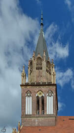 Der Kirchturm der St.-Marien-Kirche in Neubrandenburg, welche im April 1945 weitgehend zerstrt und bis 2001 als Konzertkirche wiederaufgebaut wurde.