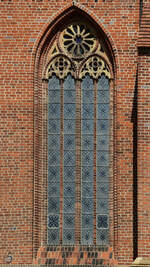 Ein Fenster der Konzertkirche (St.-Marien-Kirche) in Neubrandenburg.