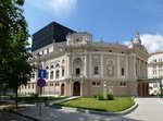 Ljubljana, Seitenansicht und Haupteingang rechts des Nationaltheaters, Juni 2016