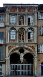 Ein Teil der Fassade des Teatro Fossati, einem 1859 eröffneten historischen Theatergebäude in Mailand.
