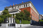 Der Sitz der 1713 gegründeten Königlich Spanische Akademie befindet sich in diesem  zwischen 1891 und 1894 im klassizistischen Stil erbauten Gebäude.