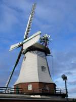 Die achteckige Hollnder-Windmhle in Artlenburg (Niedersachsen) steht auf einem Sockel aus Rohziegeln; 27.12.2009  