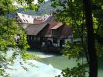 Blaubeuren, der Blautopf mit der historischen Hammerschmiede, die war von 1804 bis 1956 in Betrieb, heute Museum mit Vorfhrungen, Sept.2010