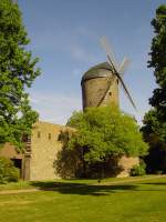 Kempen Altstadt: An den Wall schliet sich von auen fast durchgngig eine Grnanlage an, wie hier an der Mhle.