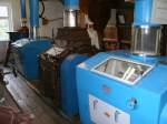 Von 1946 bis 1992 wurde in der Motormühle Patzig Getreide in diesen Mahlstühlen gemahlen.Die blauen Mahlstühle sind die Nachfolgemodelle von den ebenfalls zuerkennen braunen Mahlstühlen.Aufnahme vom