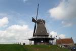 Windmühle „De Herder“ in Medemblick-Opperdoes (Niederlande) am 7.9.2014, fotografiert aus dem Museumszug „Museumstoomtram Hoorn–Medemblik“  / 