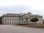 Kassel, Museum Fridericianum; auer einem Museum scheint auch ein Laden Mc-Geiz in diesem Gebude zu sein, auf dem umgeackerten Feld davor lag eine (sicherlich entschrfte) Fliegerbombe aus dem 2.