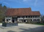 Freilichtmuseum Neuhausen ob Eck,  im 18.Jahrhundert erbautes Bauerhaus aus dem Ort,  davor ein gueiserner Brunnen,  April 2010