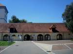 Mekirch in Oberschwaben,  die Remise des Schloes von 1737 beherbergt ein sehenswertes Oldtimermuseum mit seltenen Stcken der Motorad- und Autoproduktion,  Aug.2010