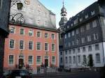 Monschau, Eingangsseite zum  Roten Haus , Wohn-und Fabrikgebude des Textilfabrikanten Scheibler, erbaut 1768, jetzt Museum, Mai 2005