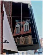 Der barrierefreie Bau des Ozeaneums, der sich architektonisch in das Gesamtbild des Stralsunder Hafens einfügen musste, um den Status der Stralsunder Altstadt als UNESCO-Welterbe mit dem Titel