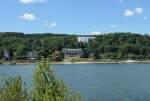 Rolandseck am Rhein mit Bahnhof und darber das  Arp-Museum  - 01.07.2014