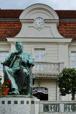 Fritz Reuter  trohnt  vor dem ehemaligen Rathaus von Stavenhagen, welches heute als Fritz-Reuter-Literaturmuseum genutzt wird.