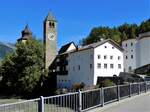 Susch im Unterengadin, Sur Punt 78, die alte Brauerei rechts des Kirchturms der reformierten Kirche.