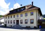 Yach, das Rathaus der ca.1000 Einwohner zhlenden Gemeinde in einem Seitental des Elztales im mittleren Schwarzwald, Juli 2022 