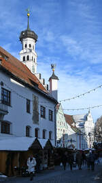 Weihnachtsmarkt vor dem Rathaus in Kempten.