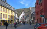 Bad Mnstereifel - Marktstrae mit dem roten Rathaus rechts - 09.03.2024