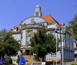 Donaueschingen, das Rathaus der ca.22.000 Einwohner zhlenden Stadt auf der Baar, am Ostrand des Schwarzwaldes, das Gebude wurde 1911 erbaut, Aug.2025