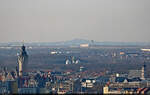 Leipzig von oben (4/6):  Hinter der Spitze des Neuen Rathauses liegen der Flughafen Leipzig/Halle und sogar der 45 Kilometer Luftlinie entfernte Petersberg bei Halle (Saale) in Sichtweite.
