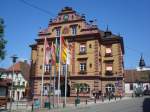 Herbolzheim,  das Rathaus von 1768, wurde 1891-92 aufgestockt und   die Giebelfassade im Neurenaissancestil aufwendig gestaltet,  Mai 2010 