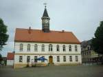 Schildau in Sachsen,  das Rathaus am Marktplatz wurde 1841 erbaut,  seit 1952 trgt die Stadt den Beinamen  Gneisenaustadt ,   Juni 2010