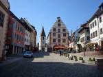 Endingen am Kaiserstuhl,  der Marktplatz mit Rathaus, es wurde 1617 als Kornhaus erbaut mit sptgotischen und Renaissance-Elementen, dahinter die St.Martin-Kirche,  Juni 2010