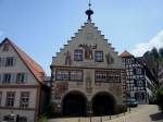 Schiltach im Schwarzwald,  das Rathaus mit Staffelgiebel stammt von 1593,  steht wie der ganze historische Marktplatz unter Denkmalschutz,  Juli 2010