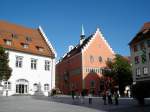 Ravensburg, das (rote) Rathaus, 1386 erbaut, besitzt im 1.Stock zwei sehenswerte spätgotische Ratssäle mit historischer Ausstattung, Sept.2004