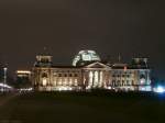 Eine Nachtaufnahme des Berliner Reichstagsgebudes mit Fernsehturm am linken Bildrand, 01.04.2011.