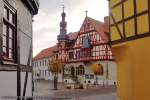 Der 2001 restaurierte Markt von Harzgerode mit Rathaus und Brunnen.