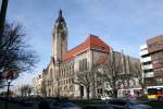 Rathaus Charlottenburg: Ein massives Gebäude mit einem stadtbildprägenden Turm, das um 1900 von Reinhard/Suessenguth gebaut wurde.