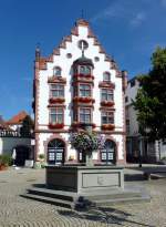 Pfullendorf, das Rathausnebengebude von 1893 und der Marktbrunnen davor, Aug.2012