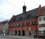 Kenzingen, das Rathaus, das Gebude im Renaissance-Stil wurde 1528 errichtet und ist seit 1537 Rathaus, 1965-67 umfassend restauriert, Juni 2012
