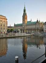 Hamburger Rathaus in der Abenddmmerung mit Spiegelung im Alsterfleet - 12.07.2013