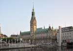 Hamburger Rathaus in der Abenddmmerung - 12.07.2013