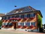 Sasbach am Kaiserstuhl, das Rathaus der bekannten Weinbaugemeinde, Aug.2013