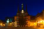 Rathaus Wernigerode in abendlicher Beleuchtung mit abgetakeltem Weihnachtsbaum.