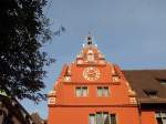 Altes Rathaus Freiburg Fassade im Sonnenschein.