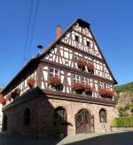 Drrenbach, das bedeutende Fachwerkrathaus von 1590, der kleine Weinort in der sdlichen Pfalz trgt den Beinamen  Dornrschen der Pfalz , Sept.2015
