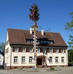Sulz, ein Ortsteil von Lahr, das Rathaus mit frisch aufgestelltem Maibaum, Mai 2016