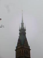 Hamburg im Nebel am 12.11.2016: Rathausturm  /