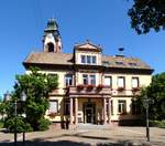 Kollnau, das Rathaus der ca.5000 Einwohner zhlenden Gemeinde im Elztal, 1774 als Schulhaus erbaut, ab 1909 als Rathaus genutzt, dahinter der Glockenturm der St.Josefskirche, Juli 2017