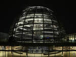 Blick auf die neue Kuppel des Reichstagsgebäudes im Berliner Stadtteil Tiergarten.
