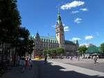 Hamburg am 2.7.2018: Blick von der Mnckebergstrae auf das Rathaus  /