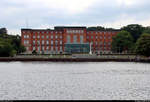 Blick whrend einer Hafenrundfahrt auf das Landtagsgebude von Schleswig-Holstein in Kiel.