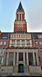 Gerade so passte ein Teil des Kieler Rathauses zusammen mit dem markanten Rathausturm aufs Bild, ohne unten etwas abzuschneiden.
